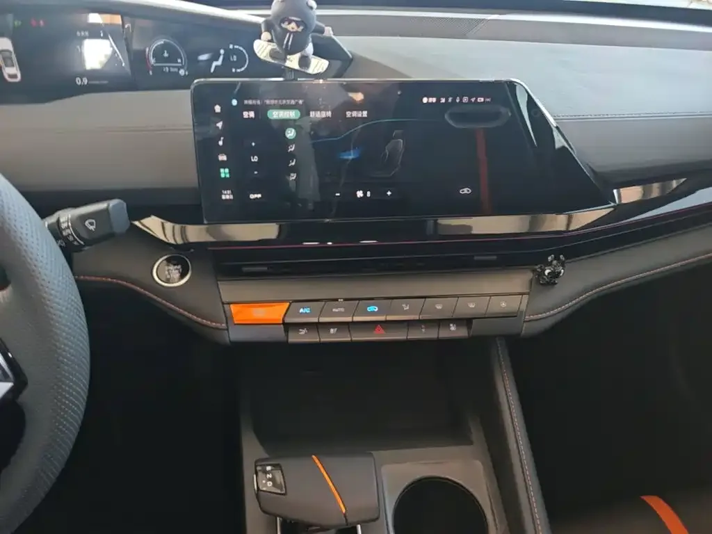 Changan Changan UNI-V 2025 1.5T 500Bar Premium Model — Фото автомобиля 8