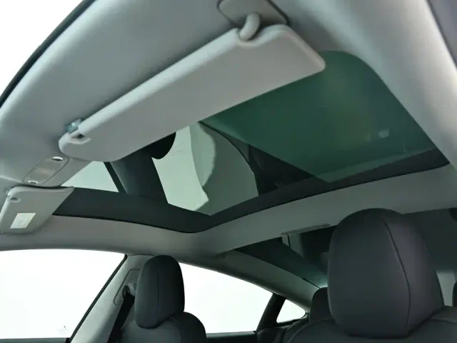 Tesla Model 3 — Фото автомобиля 7