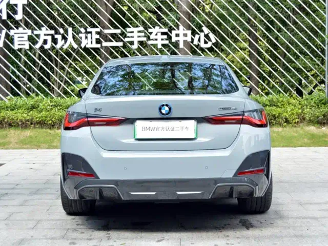 BMW i4 — Фото автомобиля 4