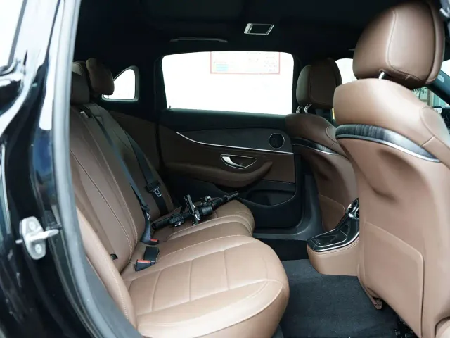 Mercedes-Benz E-Class — Фото автомобиля 4