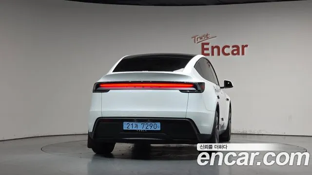 Tesla Model Y — Фото автомобиля 3