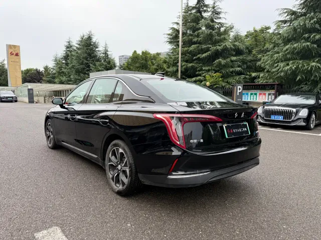 Hongqi E-QM5 — Фото автомобиля 7