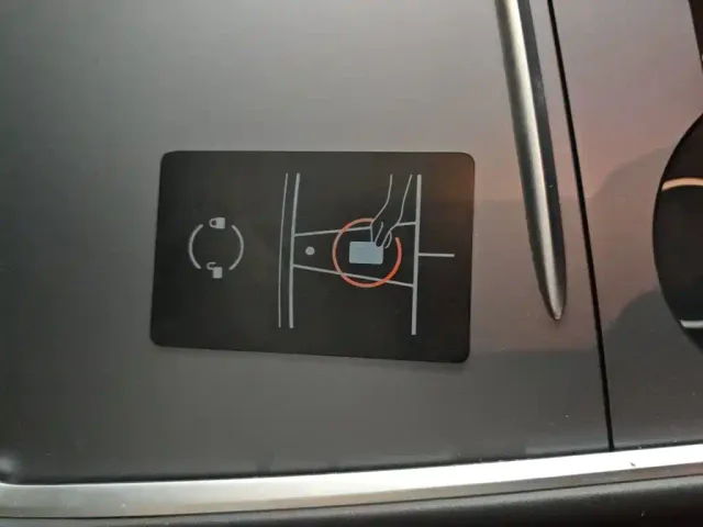 Tesla Model Y — Фото автомобиля 8