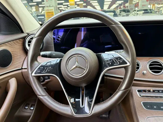 Mercedes-Benz E-Class — Фото автомобиля 12