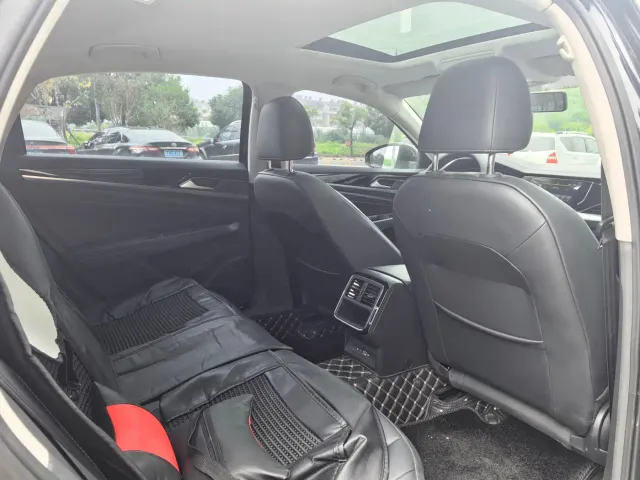 Volkswagen Passat — Фото автомобиля 10