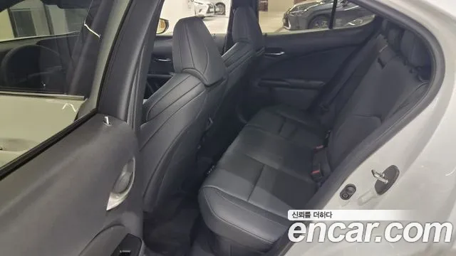 Lexus UX — Фото автомобиля 11