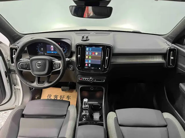Volvo XC40 — Фото автомобиля 10
