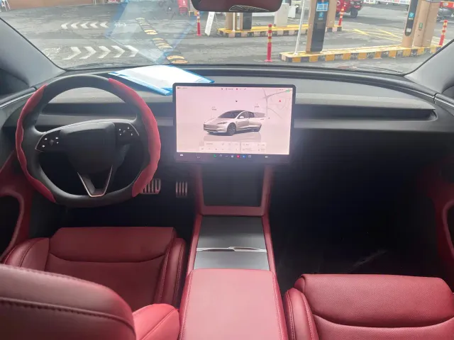 Tesla Model 3 — Фото автомобиля 6