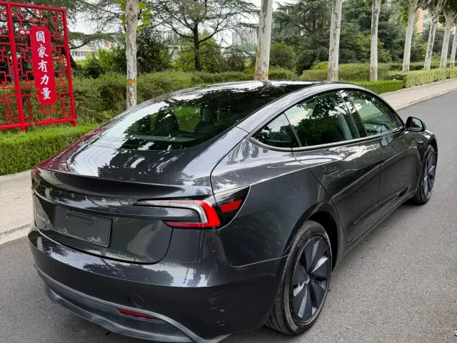 Tesla Model 3 — Фото автомобиля 10