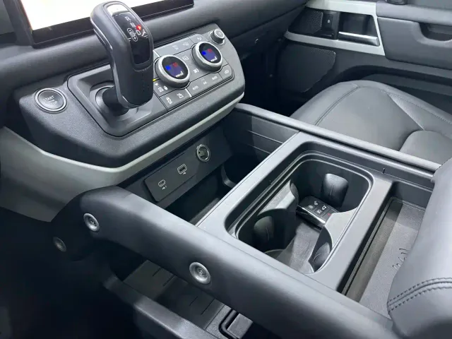Land Rover Defender — Фото автомобиля 11