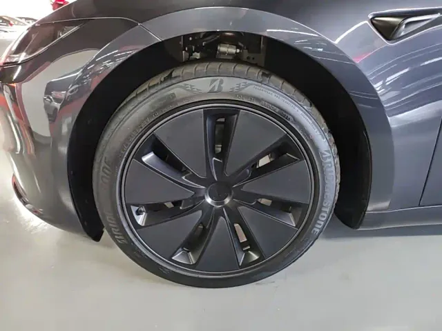 Tesla Model 3 — Фото автомобиля 22