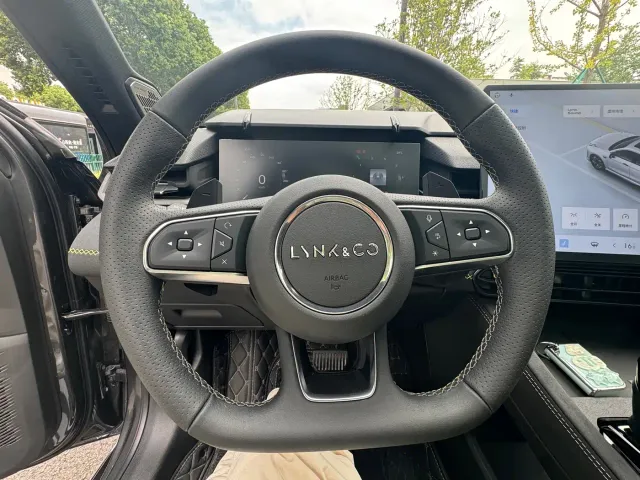 Lynk & Co 03 — Фото автомобиля 4