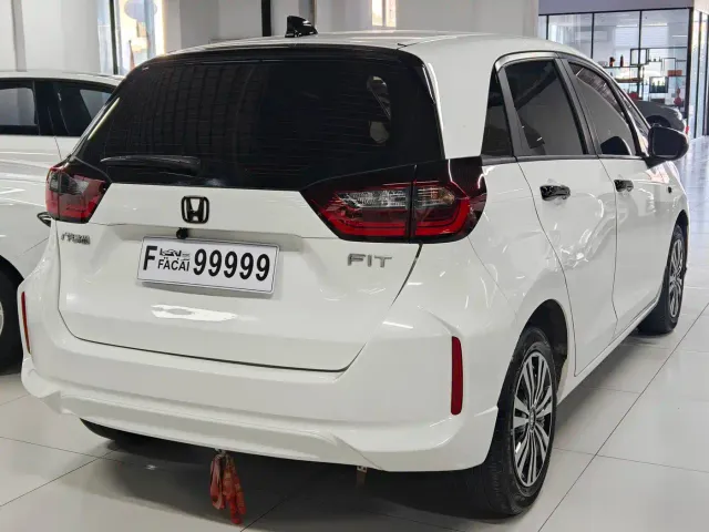 Honda Fit — Фото автомобиля 3