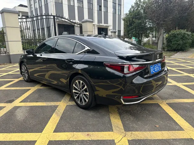 Lexus ES — Фото автомобиля 5