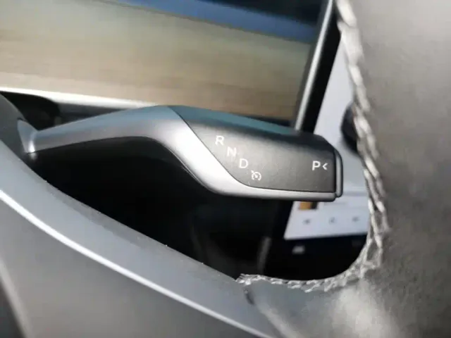 Tesla Model Y — Фото автомобиля 13