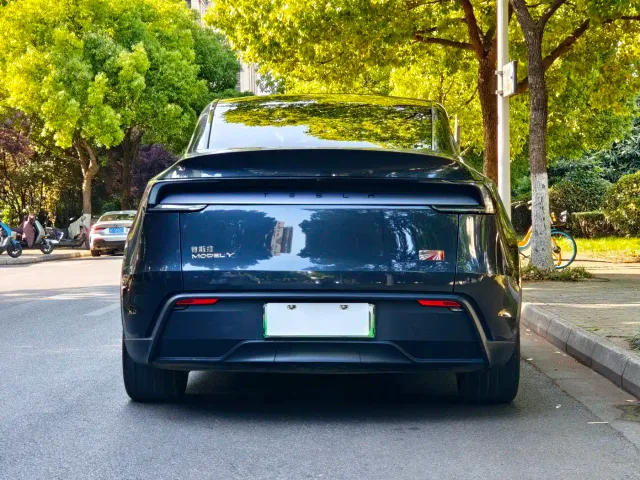 Tesla Model Y — Фото автомобиля 12
