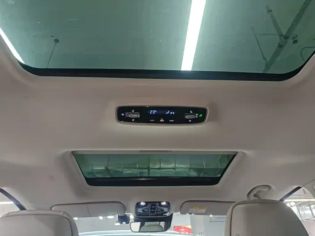 Roewe iMAX8 — Фото автомобиля 17
