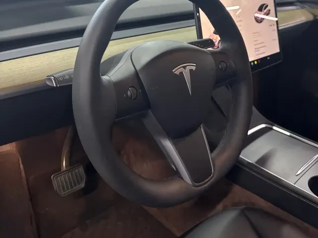 Tesla Model Y — Фото автомобиля 12