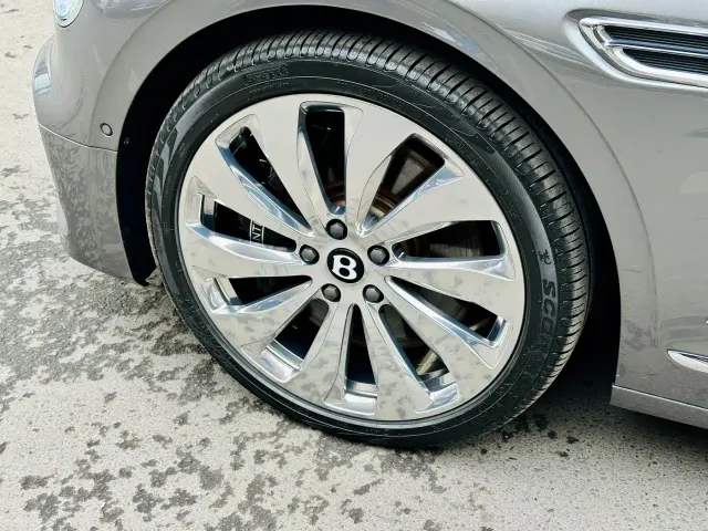 Bentley Flying Spur — Фото автомобиля 18