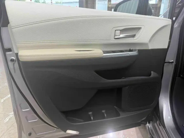 Toyota Sienna — Фото автомобиля 9