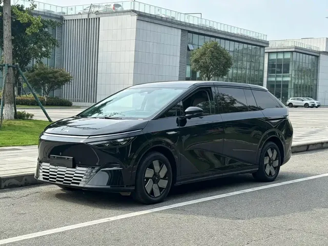 Фотография автомобиля — Xpeng X9