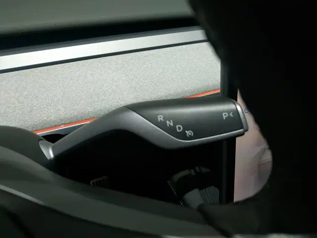 Tesla Model Y — Фото автомобиля 13