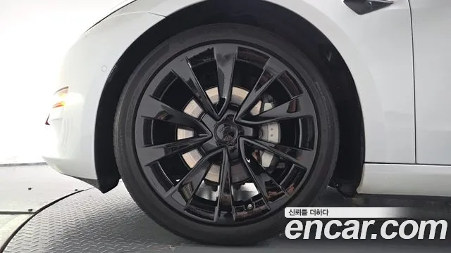 Tesla Model 3 — Фото автомобиля 5