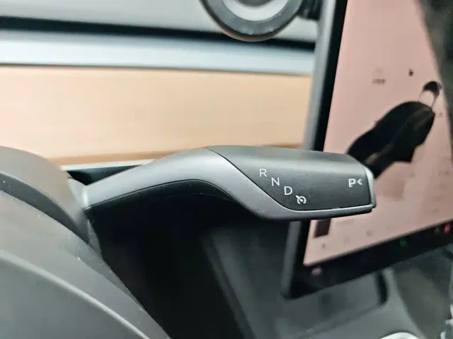Tesla Model 3 — Фото автомобиля 15