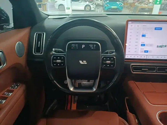 Li Auto L8 — Фото автомобиля 10