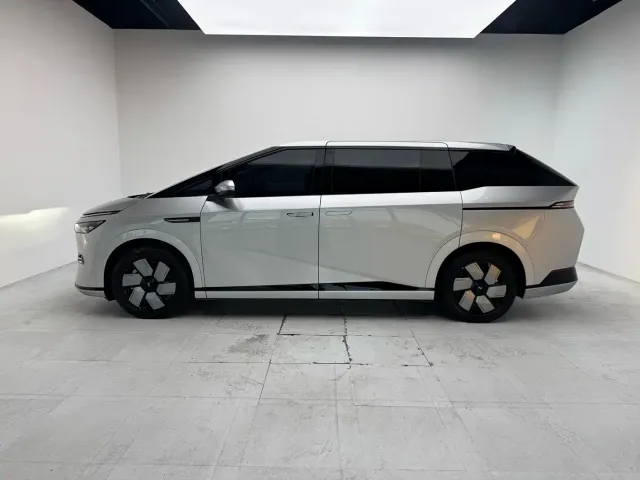 Xpeng X9 — Фото автомобиля 2