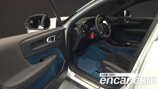 Вольво XC40 — Фото автомобиля 10