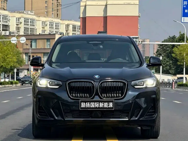 BMW iX3 — Фото автомобиля 2