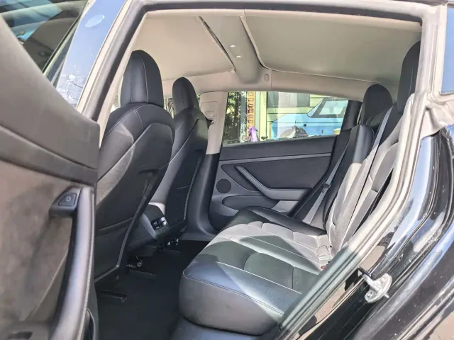 Tesla Model 3 — Фото автомобиля 6