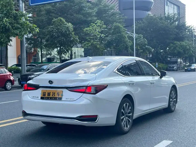 Lexus ES — Фото автомобиля 11