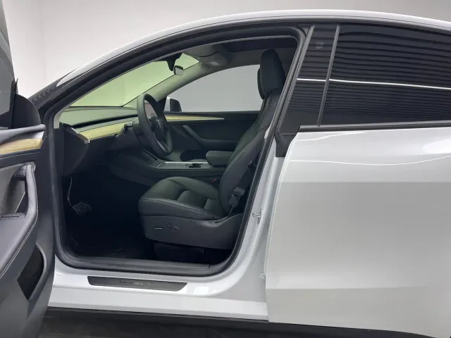 Tesla Model Y — Фото автомобиля 16