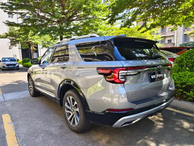 Ford Explorer — Фото автомобиля 8