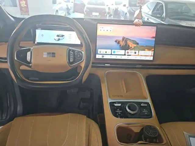 Geely Galaxy Starship 7 EM-i — Фото автомобиля 11