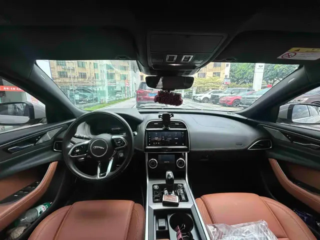 Jaguar XEL — Фото автомобиля 6