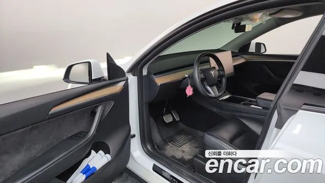 Tesla Model Y — Фото автомобиля 15