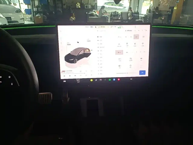 Tesla Model 3 — Фото автомобиля 12