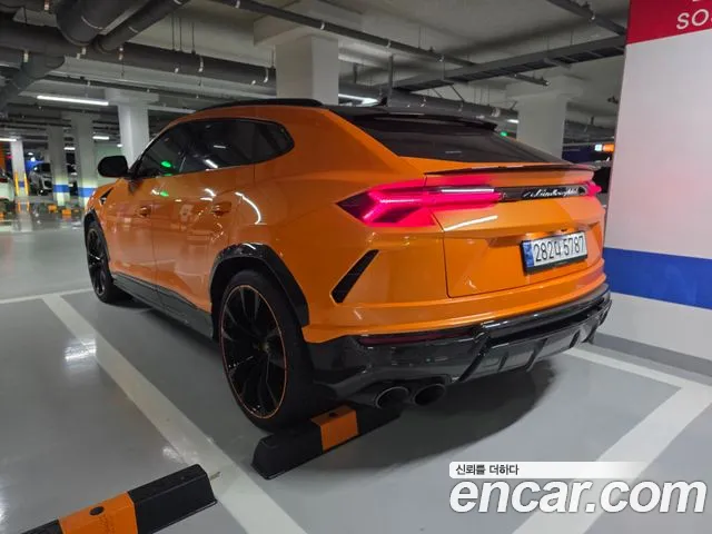 Фотография автомобиля — Lamborghini Urus