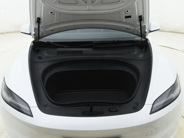 Tesla Model 3 — Фото автомобиля 15