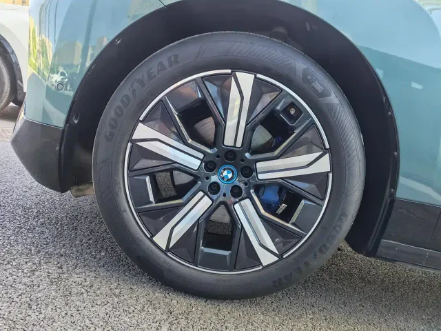 BMW iX — Фото автомобиля 18