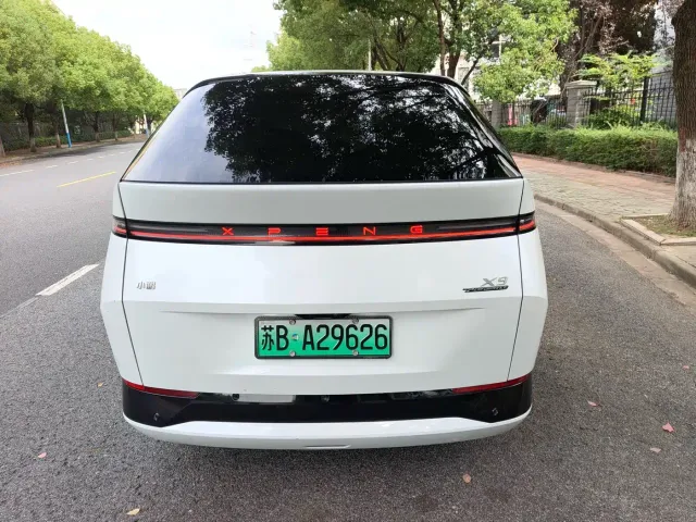 Xpeng X9 — Фото автомобиля 12
