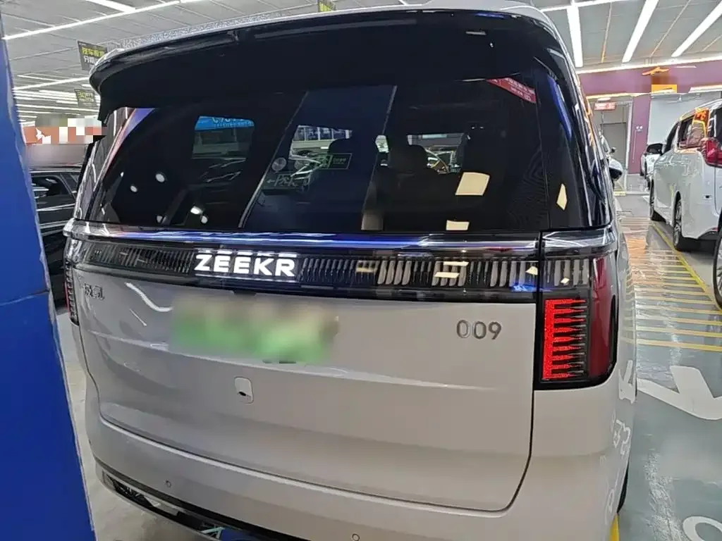 ZEEKR Zeekr 009 2024 7-Seat Aisle AWD Version 108kWh — Фото автомобиля 5