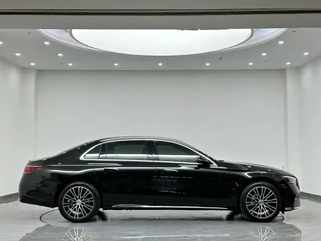 Mercedes-Benz E-Class — Фото автомобиля 2