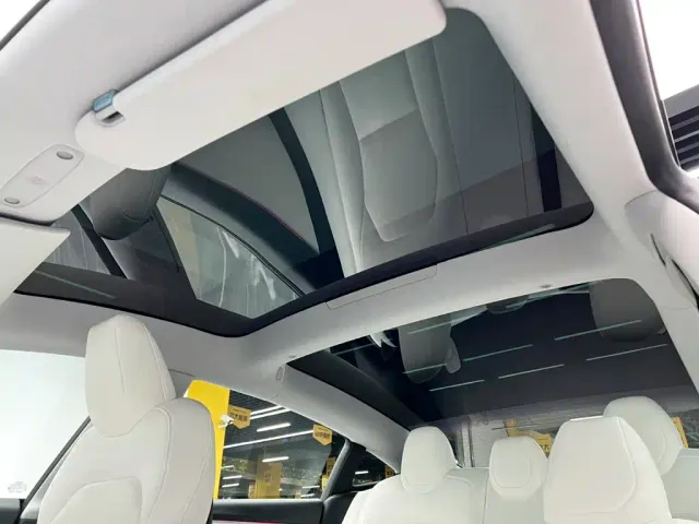 Tesla Model 3 — Фото автомобиля 18