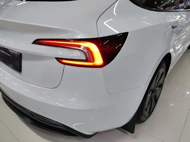 Tesla Model 3 — Фото автомобиля 23