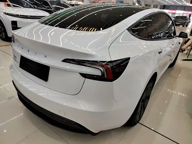 Tesla Model 3 — Фото автомобиля 6