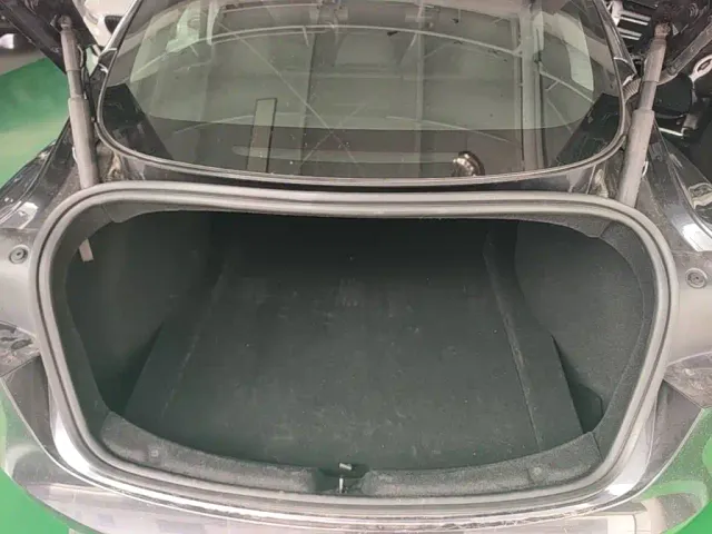 Tesla Model 3 — Фото автомобиля 18